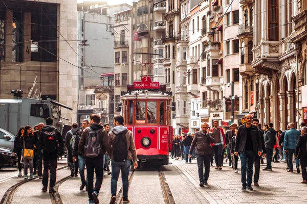 17. April 2019: Rote Straßenbahn auf belebter Istiklal-Allee in Taksim, — Stockfoto