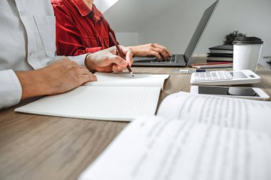 Üniversite öğrencileri Üniversite Stratejisi Bu 'da araştırma için toplanıyor