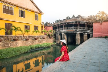 Japon Kapalı Köprüsü ile Seyahat kadın, Hoi An, Vietnam