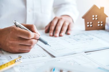 Mimari pro ile çalışan mühendis çizim grafik planlama