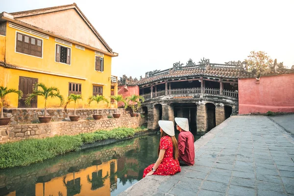 베트남 호이안에서 일본식 지붕이 있는 다리와 함께 하는 여행 커플 — 스톡 사진