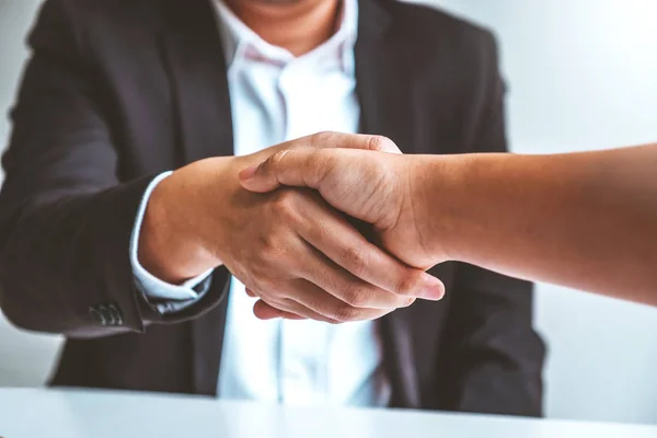 Socio de negocios colegas estrechando la mano reunión con un nuevo comienzo —  Fotos de Stock