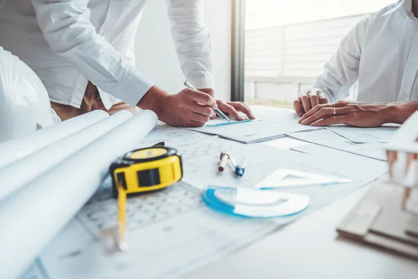 Engenheiro de equipe desenhando planejamento gráfico e reunião para arquiteto — Fotografia de Stock