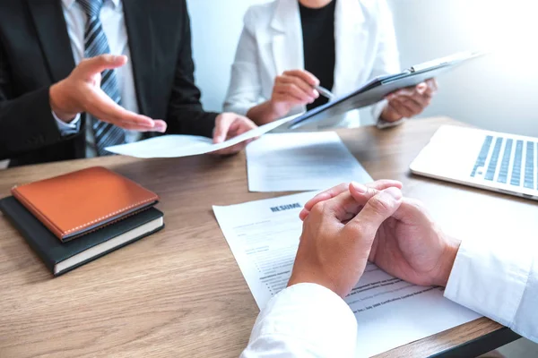 Üst düzey yönetici İk istihdam bir iş görüşmesi sırasında bir özgeçmiş okuma