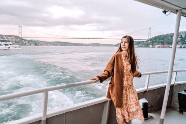 İstanbul şehir manzarası İstanbul Boğazı 'nda yüzen turist tekneleri ,