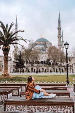 İstanbul Sultanahmet Camii'nde seyahat eden kadın, Türkiye
