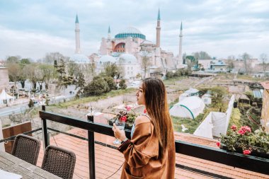 Türk Çay Bakışı Ayasofya manzaralı gezgin kadın is