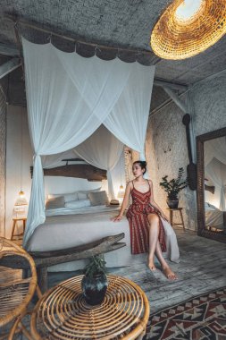 Kadın tropik plaj bungalov bakmak sabah tatilleri zevk