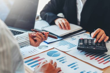 Yeni başlangıç projesi ile iş ekibi toplantısı strateji planlaması
