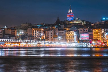 Istanbul Cityscape Galata Kulesi 'nin gece manzarası ile yüzen Tur