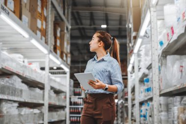 Dijital tablet kontrol kutuları Lo ile çalışan Asya kadın işçisi