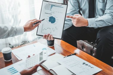 Yeni başlangıç projesi ile iş ekibi toplantısı strateji planlaması