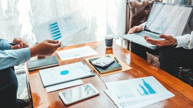 Yeni başlangıç projesi ile iş ekibi toplantısı strateji planlaması