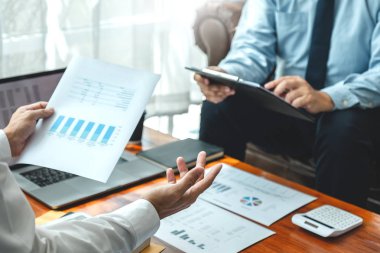 Yeni başlangıç projesi ile iş ekibi toplantısı strateji planlaması