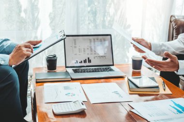 Yeni başlangıç projesi ile iş ekibi toplantısı strateji planlaması