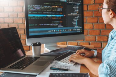 Geliştirme programcı ekibi bilgisayar kodlarını okuma kalkınma biz