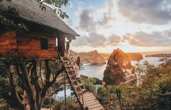 Viagem Casal olhando para o nascer do sol vista Tree House com Daimond beac — Fotografia de Stock