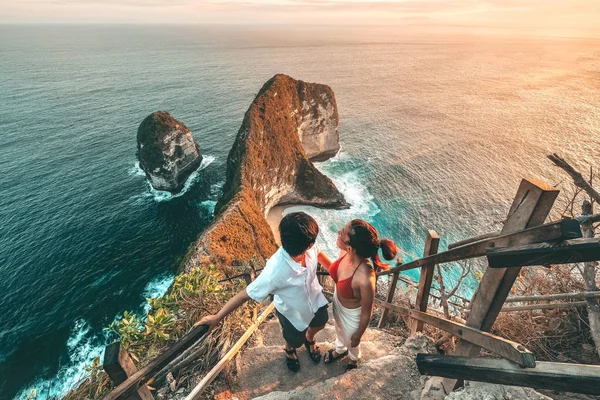 Paar Reiszicht op landschap met Kelingking strand, Nusa Peni — Stockfoto