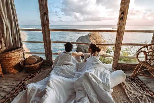 Ζευγάρι απολαμβάνοντας τις πρωινές διακοπές στην τροπική παραλία μπανγκαλόου — Φωτογραφία Αρχείου