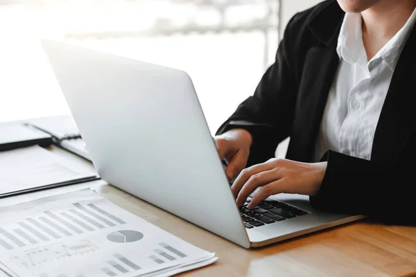 Mulher de negócios asiática usando computador portátil trabalhando novo projeto d — Fotografia de Stock