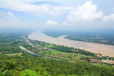 Mekong Nehri görünümünden Wat Pha Tak Sue Tapınak, Nong Khai, Thailand.