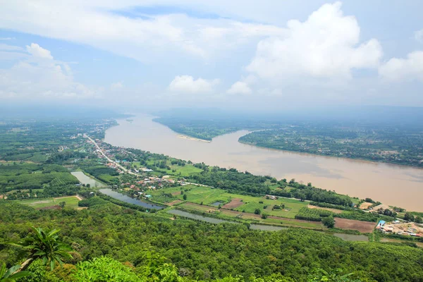 Mekong Nehri görünümünden Wat Pha Tak Sue Tapınak, Nong Khai, Thailand.