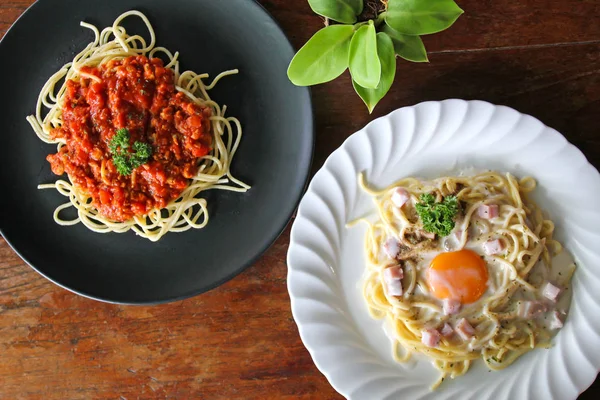 Yumurta Sarısı Spagetti Makarna Çeşitleri Ahşap Masa Üzerinde Domates Soslu — Stok fotoğraf