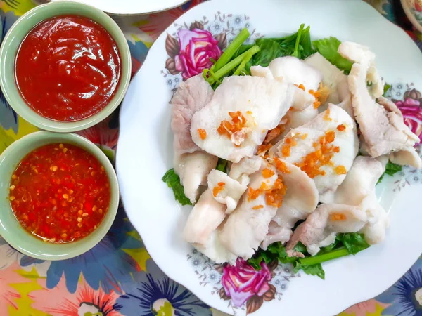 Dip Ikan Rebus Dengan Saus Pedas — Stok Foto