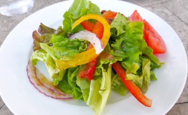 Tabakta sebze salatası