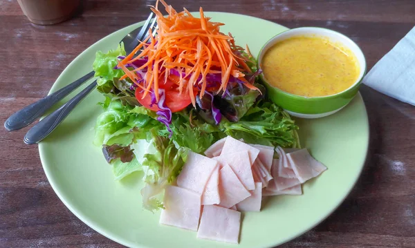 Salade Légumes Avec Jambon Dans Assiette — Photo