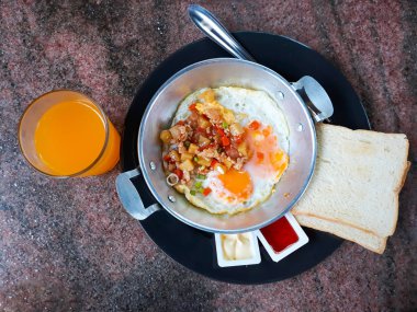 Tavada yumurta Topingler, ekmek ve portakal suyu ile.