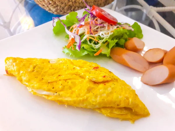 Сніданок Шинкою Ковбасою Omelette Салатом — стокове фото