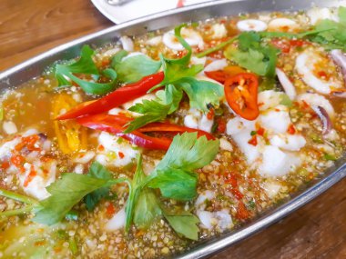 Buhar baharatlı biber ve limon sosu, kalamar Tayland Gıda.