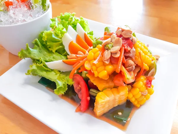 Salad Pepaya Pedas Dengan Jagung Dan Telur Asin Makanan Thailand — Stok Foto