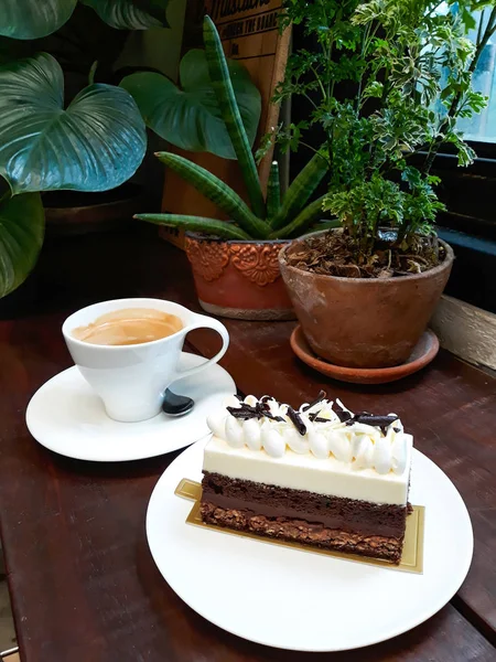 Bolo Chocolate Com Uma Xícara Café Quente Mesa Madeira — Fotografia de Stock