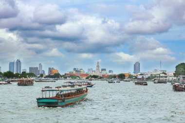 Bulutlu gökyüzü, Bangkok, Tayland ile Chao Phraya Nehri üzerinde tekne