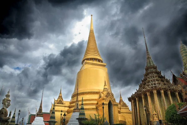 Wat Phra Kaew Rozciągacz Szmaragdowej Buddy Pochmurnego Nieba Bangkok Tajlandia — Zdjęcie stockowe