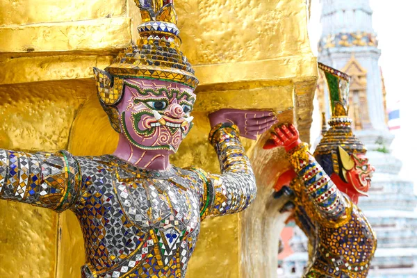 ワット シーラッタナーサーサダーラーム バンコクのエメラルド寺院で悪魔の守護者 — ストック写真