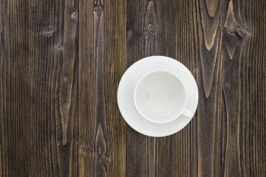 Boş kahve fincanı ahşap masa arka plan üzerinde.