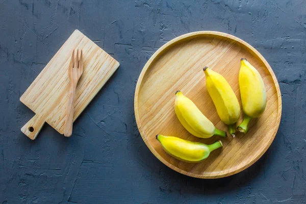 Bananas Maduras Placa Madeira Fundo Parede Preta — Fotografia de Stock