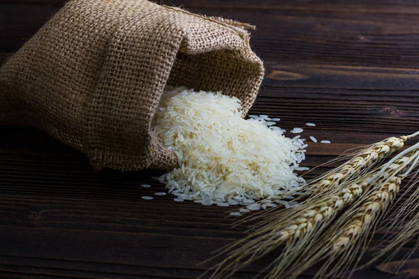Beyaz Ahşap Masa Üzerinde Paddy Kulak Çuval Pirinç — Stok fotoğraf