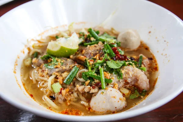 Thaise Spicy Noodle Tom Yum Met Varkensvlees Thais Eten — Stockfoto
