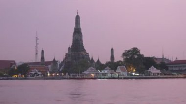 Zaman atlamalı, alacakaranlıkta Wat Arun Bangkok, Tayland.