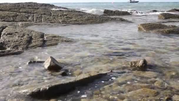 Ondas Mar Rochas Praia — Vídeo de Stock