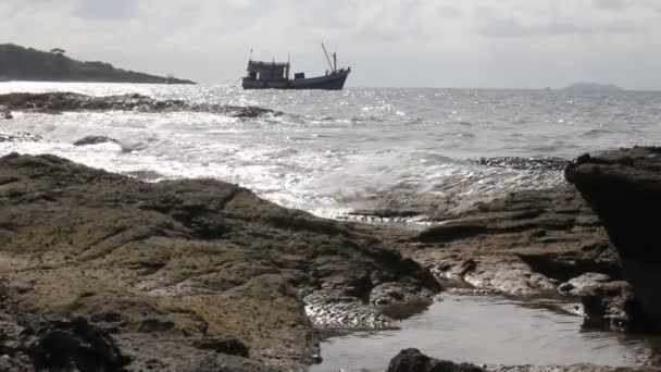 Ondas Mar Rochas Praia Com Barco Pesca — Vídeo de Stock