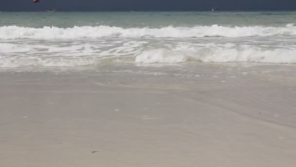Vagues de mer sur la plage de sable.