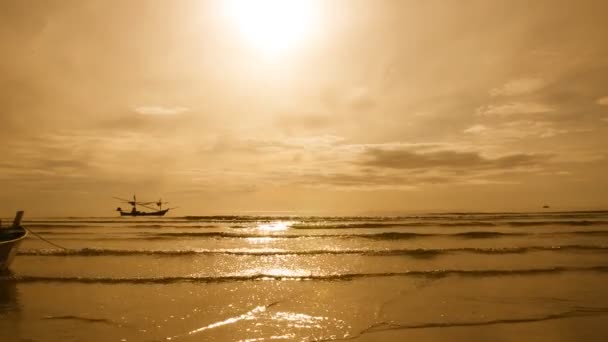 Mer Avec Bateau Pêche Lever Soleil — Video