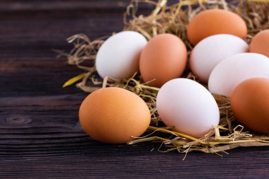 Tavuk ve ördek yumurta saman üzerinde.