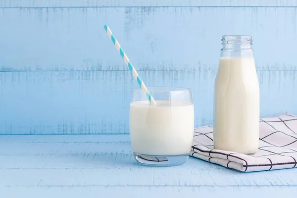 Une Bouteille Verre Lait Sur Fond Bois Bleu — Photo