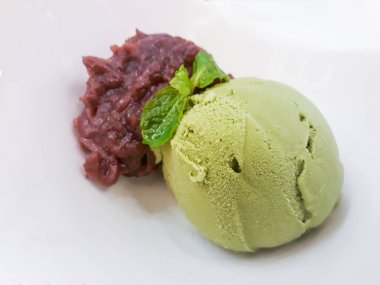 Japon Macha dondurma ile haşlanmış kırmızı fasulye.